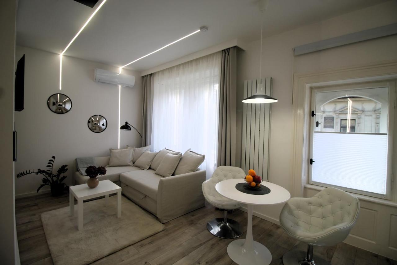 Modern Studio A Belvaros Koezepen Parkoloval- Kata Studioapartman Győr Exterior foto